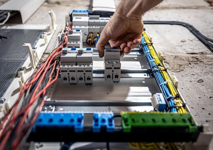 Cum preveniți supraîncărcarea circuitelor electrice din apartamentele si  spatiile comune