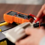 Cum se verifică periodic siguranțele și contactele electrice