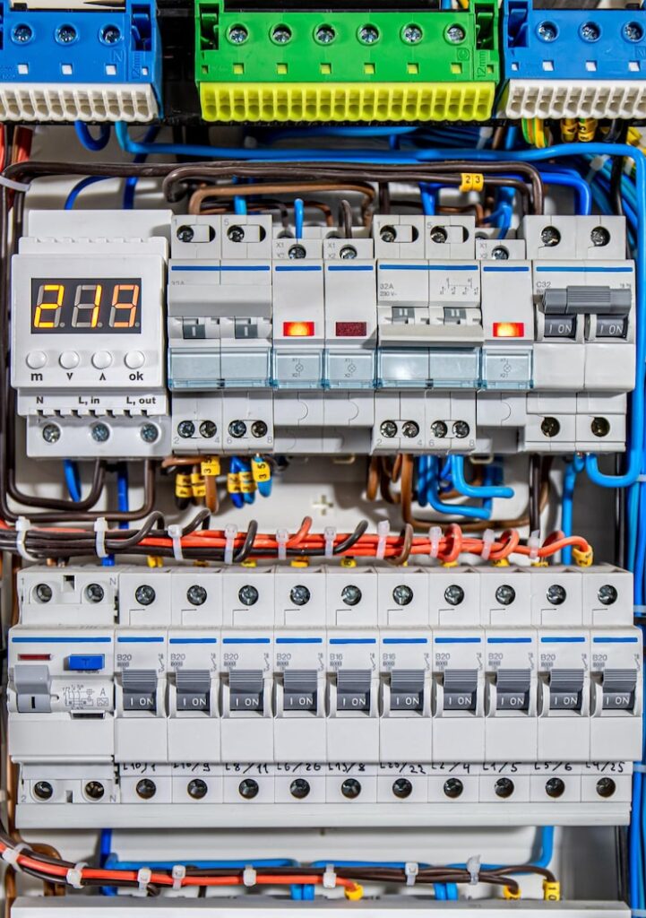 Importanța protecțiilor corecte în tabloul electric al unei locuințe